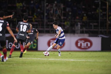 BANGPLEE, SAMUTPRAKAN, THAILAND-10 NOVEMBER 2021: Samutprakan şehri ile Tayland 'daki samutprakan Stadyumu' nda birleşen Muangthong arasında Samutprakan şehrinin 2021 sayılı samutprakan şehrinin 14 numaralı oyuncusu