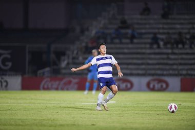 BANGPLEE, SAMUTPRAKAN, THAILAND-10 Kasım 2021: Samutprakan şehri ile Tayland samutprakan Stadyumu 'nda birleşmiş Muangthong maçı sırasında Samutprakan şehri arasında samutprakan şehri oyuncusu