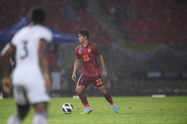 Chiangmai, Tayland - 25 Eylül 2022: Channarong Promsrikaew # 23 Tayland Kupası sırasında 700 yıllık stadyumda Malezya 'ya karşı oynandı. 