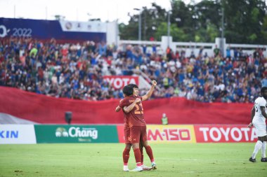 Chiangmai, Tayland - 25 Eylül 2022: Suphanat Mueanta # 17 Tayland Oyuncusu Tayland Krallar Kupası sırasında 700 yıllık stadyumda Malezya 'ya karşı savaşıyor  