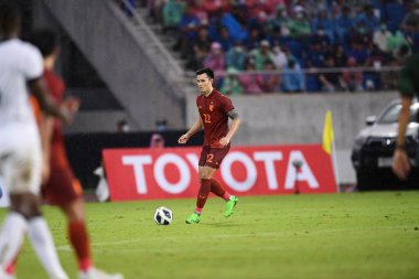 Chiangmai - Tayland, 25 Eylül 2022: 22 numaralı Chalermsak Aukkee # 22 numaralı Tayland Kupası 'nda Tayland' ın 700 yıllık stadyumunda Malezya 'ya karşı oynuyordu.