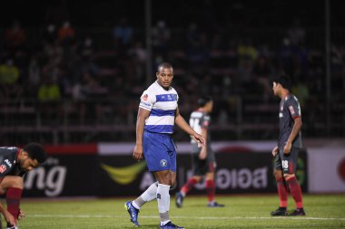 BANGPLEE, SAMUTPRAKAN, THAILAND-10 NOVEMBER 2021: Samutprakan şehri ile Tayland 'daki samutprakan stadyumunda birleşen Muangthakan şehri arasındaki samutprakan şehrinin 10 numaralı oyuncusu