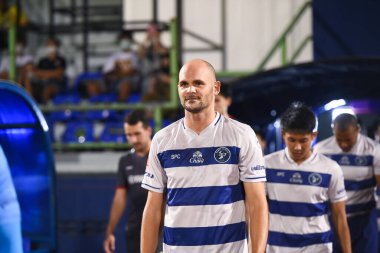 BANGPLEE, SAMUTPRAKAN, THAILAND-10 NOVEMBER 2021: Samutprakan şehri ile Tayland 'daki samutprakan stadyumunda birleşen Muangthong arasındaki samutprakan şehrinin 27 numaralı oyuncusu