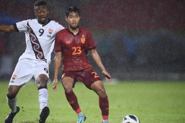 Chiangmai, Tayland - 25 Eylül 2022: Channarong Promsrikaew # 23 Tayland Kupası sırasında 700 yıllık stadyumda Malezya 'ya karşı oynandı. 