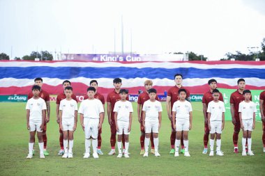 Chiangmai - Tayland, 25 Eylül 2022: Tayland Kral Kupası 'nda Tayland' ın 700 yıllık stadyumunda oynanan maçta oynayan oyuncu