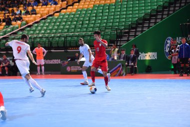 Bangkok, Tayland - 28 Nisan 2024: Therdsak Charoenphong # 13 Tayland Oyuncusu 2024 Asya Kupası sırasında Tayland 'ın Bangkok Arena kentinde oynanan maçta