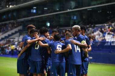 Pathumthani - Tayland, 31 Mayıs 2022: Tayland 'ın Bg Stadyumu' ndaki Bahreyn maçında attığı gol için Tayland 'ı kutlayan oyuncu