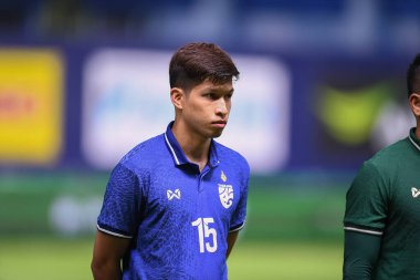 PATHUMTHANI, THAILAND -31 Mayıs 2022: Tayland ile Tayland arasındaki dostluk maçı sırasında Tayland 'ın Bg Stadyumu' nda bahreyn 'e karşı oynanan 15 numaralı Tanaboon Kesarat