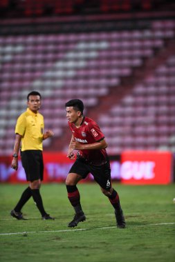 thaburi-thailand-12SEP2021-THIRAPHON YOYOYOEI # 6 Muangthong oyuncusu 2021 yılındaki muangthong maçında Thunderdome Stadyumu, Tayland 'daki Chonburi Fc' e karşı birlikte hareket etti.