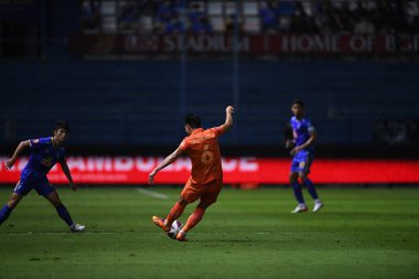 THANABURI, PATHUMTHANI, THAILAND - 6 Kasım 2021: 6 No.lu Tinnakorn asurin # 6 Gömme sanatçısı BGPU ile Tayland 'ın başkenti Leo Stadyumu' nda defnedilmesi arasında 2021 yılındaki çarpışmada birleşti.