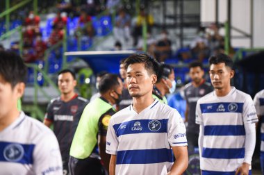 BANGPLEE, SAMUTPRAKAN, THAILAND-10 NOVEMBER 2021: Yuto ono # 23 Samutprakan şehrinin Samutprakan şehri ile Tayland 'daki samutprakan Stadyumu' nda birleşmiş Muangthong arasındaki maçta