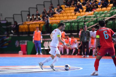 Bangkok, Tayland - 28 Nisan 2024: Ali Asghar Navlighe # 7 İran futbolcusu 2024 yılında Tayland 'ın Bangkok Arena kentinde İran ile karşı karşıya geldi.