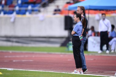 Chiangmai - Tayland, 25 Eylül 2022: Tayland 'da Tayland' a karşı 700 yıllık stadyum, Tayland 'da oynanan Kral Kupası sırasında Nuanpan lamsam teknik direktörü