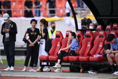 Chiangmai - Tayland, 25 Eylül 2022: Tayland 'da Tayland' a karşı 700 yıllık stadyum, Tayland 'da oynanan Kral Kupası sırasında Nuanpan lamsam teknik direktörü