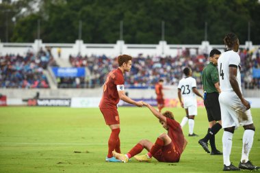 Chiangmai, Tayland 25 Eylül 2022: Tayland ile Malezya arasındaki 700 yıllık stadyumda oynanan Kral Kupası 'nda Tayland' ın 3 numaralı oyuncusunun oynadığı Theerathon Bunmathan