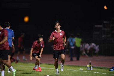 BANGPLEE, SAMUTPRAKAN, THAILAND-10 Kasım 2021: Samutprakan şehri ile Tayland samutprakan Stadyumu 'nda birleşmiş Muangthong maçı sırasında Samutprakan şehri arasında samutprakan şehri oyuncusu