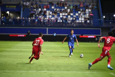 Pathumthani - Tayland, 31 Mayıs 2022: Tayland ile Tayland arasındaki dostluk maçı sırasında Tayland 'ın Bg Stadyumu' nda oynanan Peerapat Notechaiya # 21