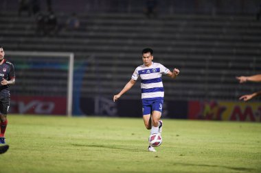 BANGPLEE, SAMUTPRAKAN, THAILAND-10 Kasım 2021: Samutprakan şehri ile Tayland samutprakan Stadyumu 'nda birleşmiş Muangthong maçı sırasında Samutprakan şehri arasında samutprakan şehri oyuncusu