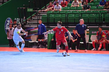 Bangkok, Tayland - 28 Nisan 2024: Tayland 'da Tayland' ın Bangkok Arena kentinde İran ile 2024 Asya Kupası 'nda Tayland' ın 3 numaralı oyuncusu