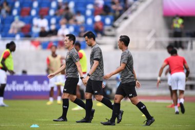 Chiangmai - Tayland, 25 Eylül 2022: Hz. Muhammed Taqi, Tayland 'ın 700 yıllık stadyumu Tayland' daki Malezya 'ya karşı oynanan kupa maçında hakemlik yaptı.