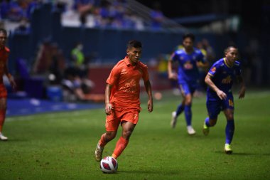 THANABURI, PATHUMTHANI, THAILAND - 6 Kasım 2021: 77 Aung Thu # 77 Aung Thu Gömme Oyuncusu, BGPu ile Tayland 'ın başkenti Leo Stadyumu' nda defnedilmesi arasındaki çatışmada birleşti.