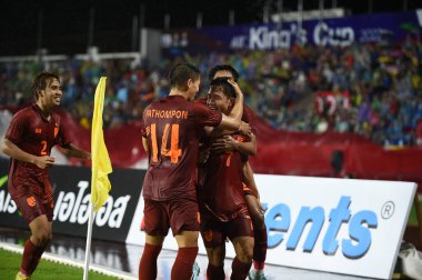 Chiangmai - Tayland, 25 Eylül 2022: Supachok Sarachat # 7 Tayland futbolcusu ve Tayland ile Malezya arasında 700 yıllık stadyum, Tayland Stadyumu 'nda oynanan Kral Kupası' nda attığı gol için tebrikler.