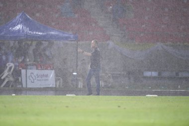 Chiangmai - Tayland, 25 Eylül 2022: Tayland 'da Tayland ile Tayland arasında oynanan 700 yıllık stadyum, Tayland' da oynanan Kral Kupası 'nda Mano Poking baş antrenörü