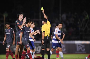 Bangplee-Samutprakan-10NOV2021: Kodchapoom meesridecha hakemi Samutprakan şehri ile Tayland samutprakan Stadyumu 'nda birleşmiş Muangthong arasında 2021 yılındaki maçta yer aldı.