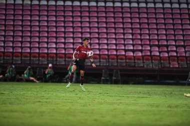 Nonthaburi-thailand-12SEP2021-KORAWICH TASA # 8 Muangthong Oyuncusu 2021 yılındaki muangthong maçında Thunderdome Stadyumu, Tayland 'daki Chonburi Fc' e karşı birleşmişti.