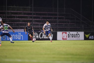 BANGPLEE, SAMUTPRAKAN, THAILAND-10 NOVEMBER 2021: Samutprakan şehri ile Tayland 'daki samutprakan Stadyumu' nda birleşen Muangthong maçında Samutprakan şehrinin 4 numaralı samutprakan oyuncusu