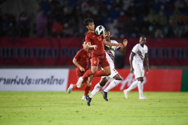 Chiangmai, Tayland - 25 Eylül 2022: Suphanat Mueanta # 17 Tayland Oyuncusu Tayland Krallar Kupası sırasında 700 yıllık stadyumda Malezya 'ya karşı savaşıyor  