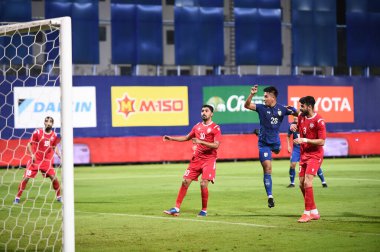 Pathumthani, Tayland - 31 Mayıs 2022: Tayland ile Tayland BG Stadyumu 'nda oynanan dostluk maçı sırasında 28 numaralı Jakkapan Hamisuwan Tayland Oyuncusu