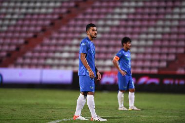 thaburi-thailand-12SEP2021-KRITSADA KAMAN # 5 Muangthong maçı sırasında Thunderdome Stadyumu 'ndaki Chonburi Fc' e karşı savaşıyor.