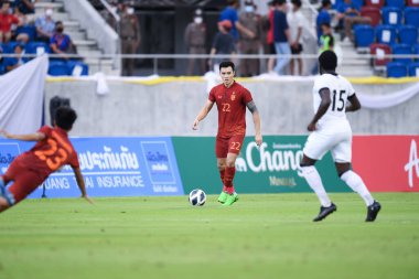 Chiangmai - Tayland, 25 Eylül 2022: 22 numaralı Chalermsak Aukkee # 22 numaralı Tayland Kupası 'nda Tayland' ın 700 yıllık stadyumunda Malezya 'ya karşı oynuyordu.