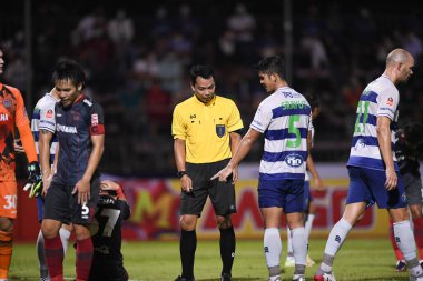 Bangplee-Samutprakan-10NOV2021: Kodchapoom meesridecha hakemi Samutprakan şehri ile Tayland 'daki samutprakan Stadyumu' nda birleşen Muangthong arasında 2021 Tayland Ligi 'nde çarpışmada.