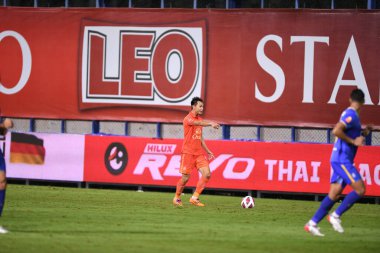 THANABURI, PATHUMTHANI, THAILAND - 6 Kasım 2021: 6 No.lu Tinnakorn asurin # 6 Gömme sanatçısı BGPU ile Tayland 'ın başkenti Leo Stadyumu' nda defnedilmesi arasında 2021 yılındaki çarpışmada birleşti.