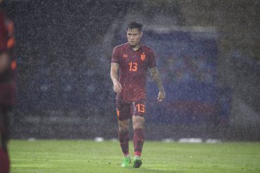 Chiangmai - Tayland, 25 Eylül 2022: Tayland # 13 numaralı Supanan Bureerat Tayland Kupası 'nda Tayland' ın 700 yıllık stadyumunda oynanan maçta