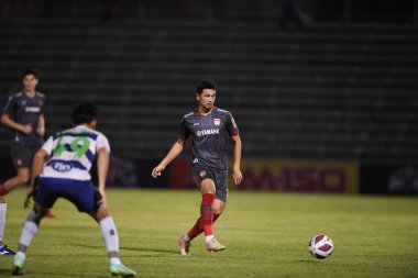 Bangplee-Samutprakan-10NOV2021: Mirzaev Sardor # 10 Muangthong Oyuncusu Samutprakan şehri ile Tayland 'daki samutprakan Stadyumu' nda birleşen Muangthong maçı sırasında