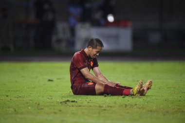 Chiangmai, Tayland - 25 Eylül 2022: Patompon Charoenrattanapirom # 14 Tayland Kupası 'nda Tayland ile Malezya arasında 700 yıllık stadyumda oynanan karşılaşma sırasında 