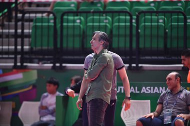Bangkok, Tayland - 28 Nisan 2024: Shamsaee Vahid İran 'ın Tayland' da Tayland 'a karşı oynadığı 2024 Asya Kupası' nda İran teknik direktörü