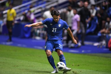 Pathumthani, Tayland - 31 Mayıs 2022: Tayland 'ın Bahreyn Stadyumu' nda oynanan dostluk maçı sırasında Tayland 'ın 21 numaralı Peerapat Notechaiya oyuncusu