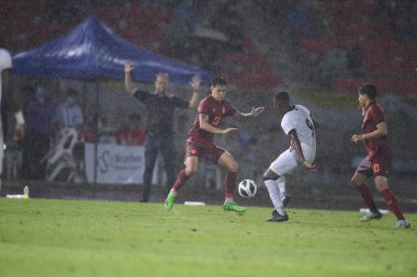 Chiangmai - Tayland, 25 Eylül 2022: Tayland # 13 numaralı Supanan Bureerat Tayland Kupası 'nda Tayland' ın 700 yıllık stadyumunda oynanan maçta