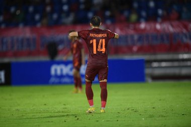 Chiangmai, Tayland - 25 Eylül 2022: Patompon Charoenrattanapirom # 14 Tayland Kupası 'nda Tayland ile Malezya arasında 700 yıllık stadyumda oynanan karşılaşma sırasında 