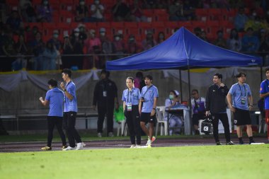 Chiangmai - Tayland, 25 Eylül 2022: Tayland 'da Tayland' a karşı 700 yıllık stadyum, Tayland 'da oynanan Kral Kupası sırasında Nuanpan lamsam teknik direktörü