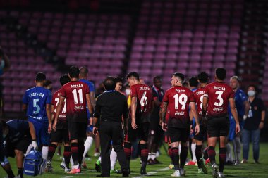 Thathaburi-Tayland-12SEP2021-Muangthong Oyuncuları 2021 yılındaki muangthong maçında Thunderdome Stadyumu 'ndaki Chonburi Fc' e karşı birleştiler.