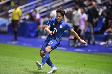 Pathumthani, Tayland - 31 Mayıs 2022: Tayland 'ın Bahreyn Stadyumu' nda oynanan dostluk maçı sırasında Tayland 'ın 21 numaralı Peerapat Notechaiya oyuncusu