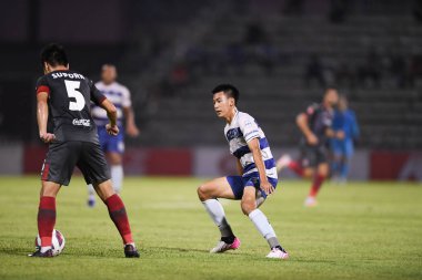 BANGPLEE, SAMUTPRAKAN, THAILAND-10 NOVEMBER 2021: Samutprakan şehri ile Tayland 'daki samutprakan Stadyumu' nda birleşen Muangthong arasındaki samutprakan şehrinin 3 numaralı oyuncusu
