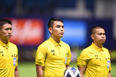 PATHUMTHANI, THAILAND -31 Mayıs 2022: Tayland ile Tayland arasındaki Bg Stadyumu, Tayland maçında Songkran Bunmeekiart hakemi