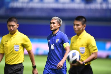 PATHUMTHANI, THAILAND -31 Mayıs 2022: Tayland ile Tayland arasındaki dostluk maçı sırasında Tayland 'daki Bg Stadyumu' nda bahreyn 'e karşı oynanan Teerasil Dangda # 10