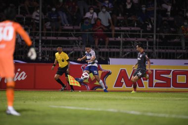 BANGPLEE, SAMUTPRAKAN, THAILAND-10 NOVEMBER 2021: Samutprakan şehri ile samutprakan stadyumu, thailand 'da birleşmiş Muangthong' a karşı Samutprakan şehri arasındaki 2021 yılının 28 numaralı samutprakan oyuncusu